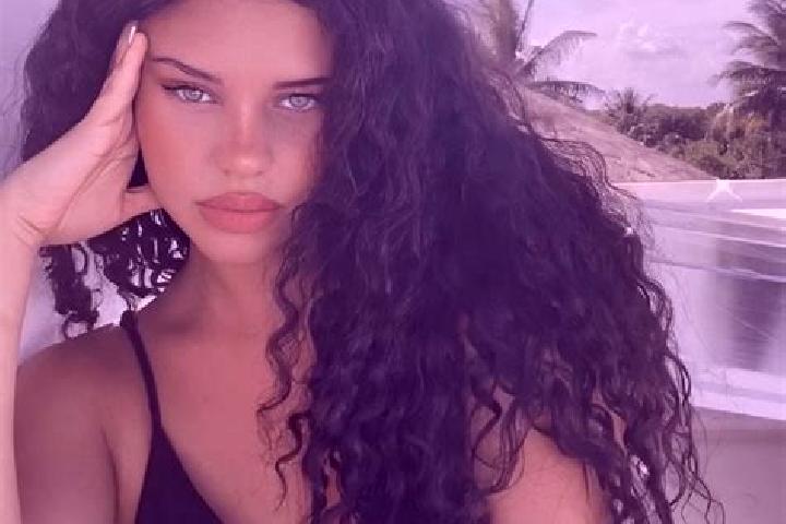 Layla, 31, a black grey-eyed latina companion based in Krodio. Offering Dinner Date, 69, Girlfriend Experience, Tantra, Party Girl. Available for incall and ...