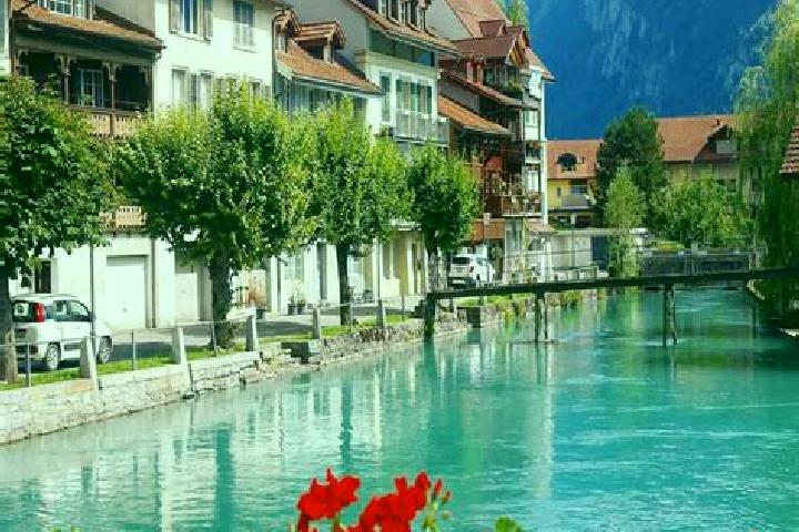 Layla, 34 — Escort in Dudingen, Switzerland