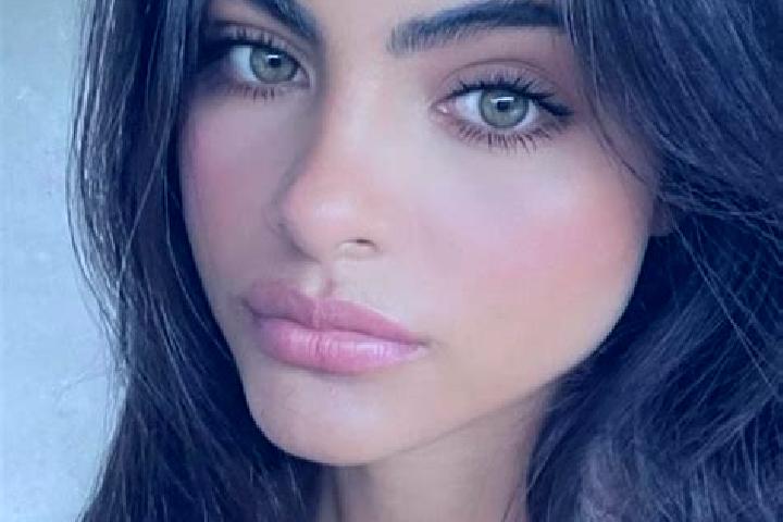 Layla, 36, a brunette dark-eyed middle eastern companion based in Marotinu de Jos. Offering GFE, Erotic Massage. Available for incall and outcall, day and ev...