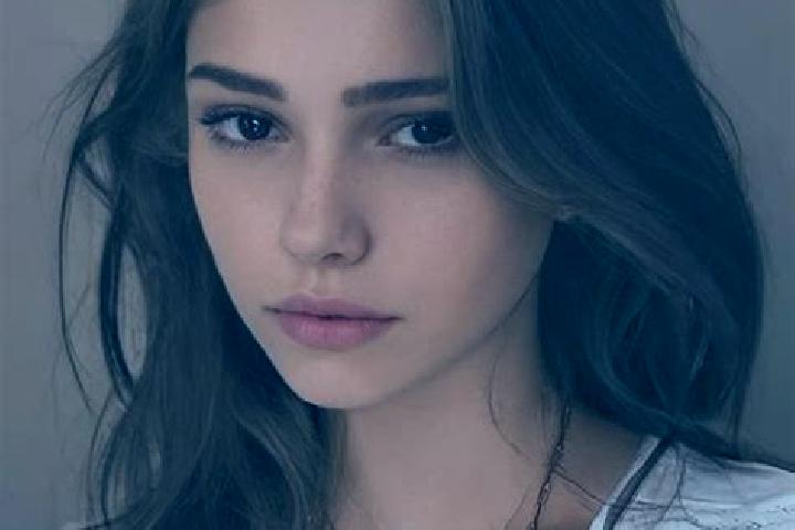 Layla, 37, a chestnut dark-eyed slavic companion based in Zsombo. Offering Prostate Massage, Party Girl, Massage, Overnight, Girlfriend Experience. Available...