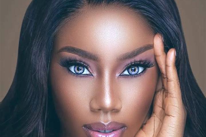 Lillian, 21, a auburn blue-eyed ebony companion based in Mignault. Offering Striptease, Overnight, Erotic Massage, Tantra. Available for incall and outcall, ...