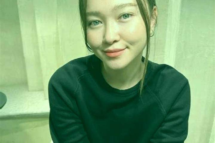 Lillian, 22, a dark blonde blue-eyed asian companion based in Tito. Offering Roleplay, Dinner Date. Available for incall and outcall, day and evening dates.