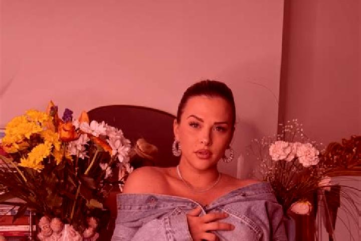 Lillian, 22 — Escort in Jumeaux, France