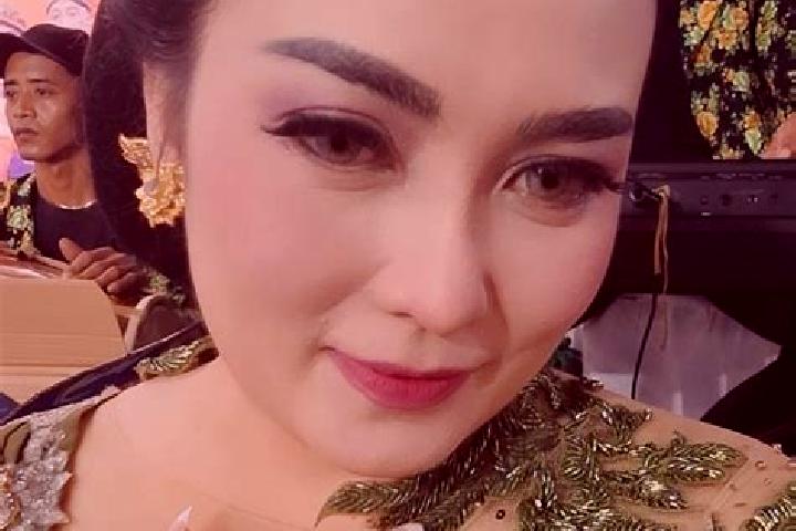 Lillian, 22 — Escort in Plumbon, Indonesia