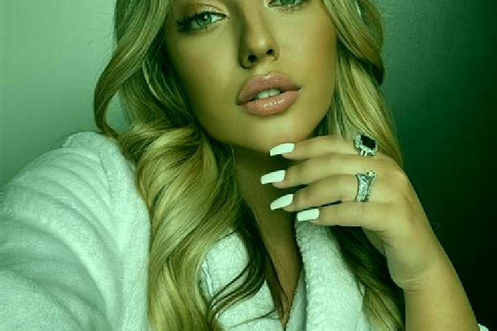 Lillian, 23 — Escort in Couloisy, France