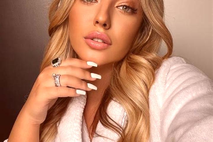 Lillian, 23 — Escort in Slasoma, Romania