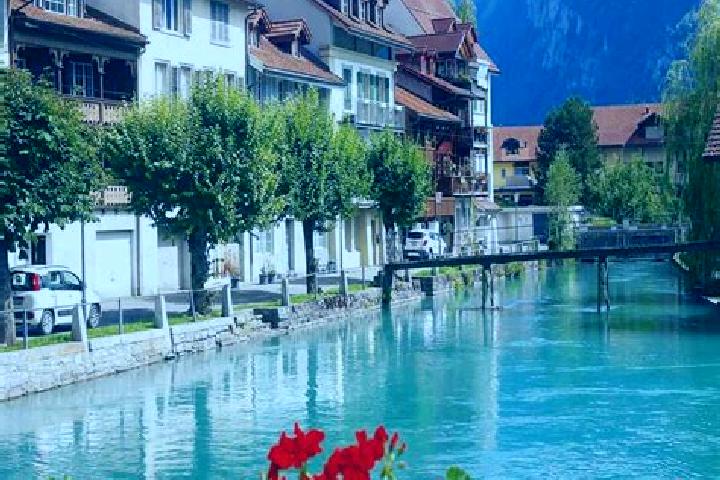 Lillian, 23 — Escort in Wengi, Switzerland