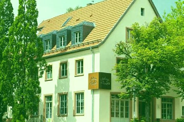 Lillian, 24 — Escort in Grossheubach, Germany