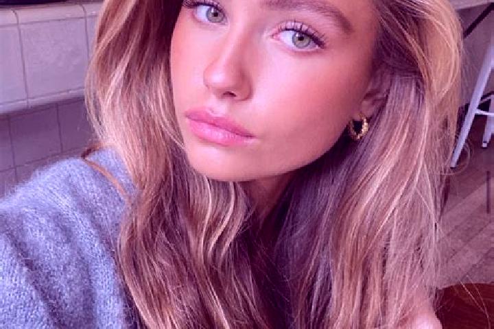 Lillian, 25, a blonde hazel-eyed caucasian companion based in Jardin. Offering A-Level, OWO, Dinner Date. Available for incall and outcall, overnight booking...
