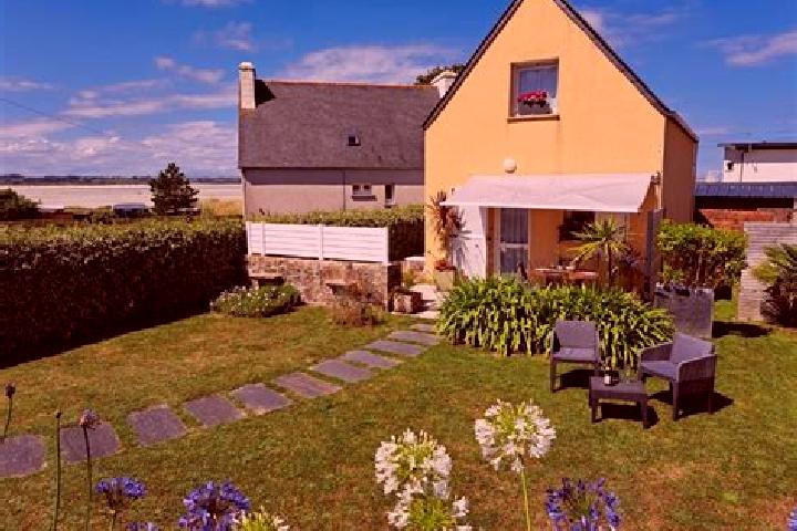 Lillian, 27 — Escort in Plouneour-Trez, France