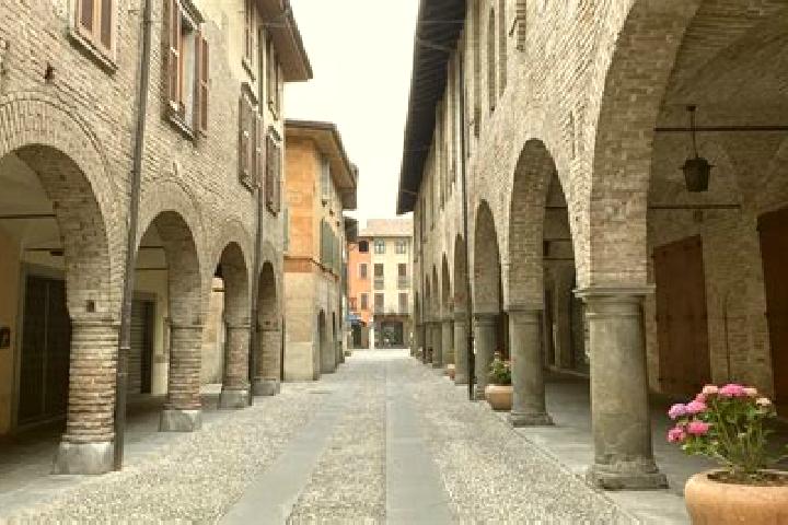 Lillian, 27 — Escort in Romano di Lombardia, Italy