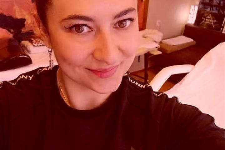 Lillian, 28, a auburn brown-eyed slavic companion based in Eglise Catholique, Centrale GIKO. Offering GFE, A-Level, Erotic Massage, Duos. Available for incal...