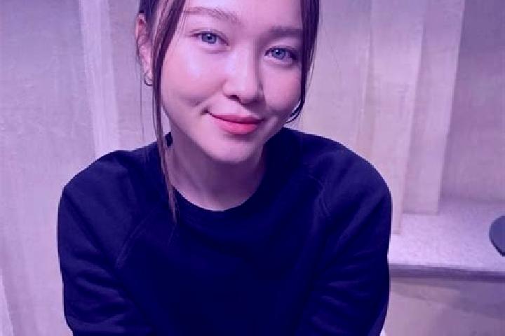 Lillian, 31, a dark blonde blue-eyed asian companion based in Varzaneh. Offering Roleplay, Couples, Tantra. Available for incall and outcall, overnight booki...