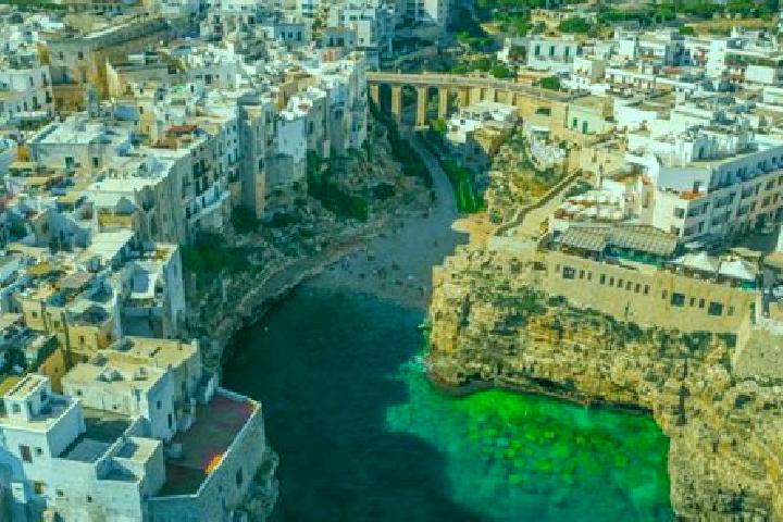 Lillian, 31 — Escort in Polignano a Mare, Italy