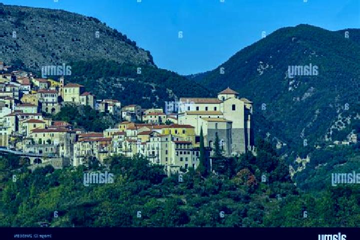 Lillian, 33 — Escort in Santa-Maria-Poggio, France