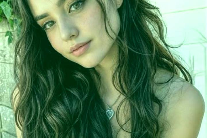 Lillian, 39, a auburn amber-eyed mediterranean companion based in Una. Offering Roleplay, Dinner Date, Couples. Available for incall and outcall, overnight b...