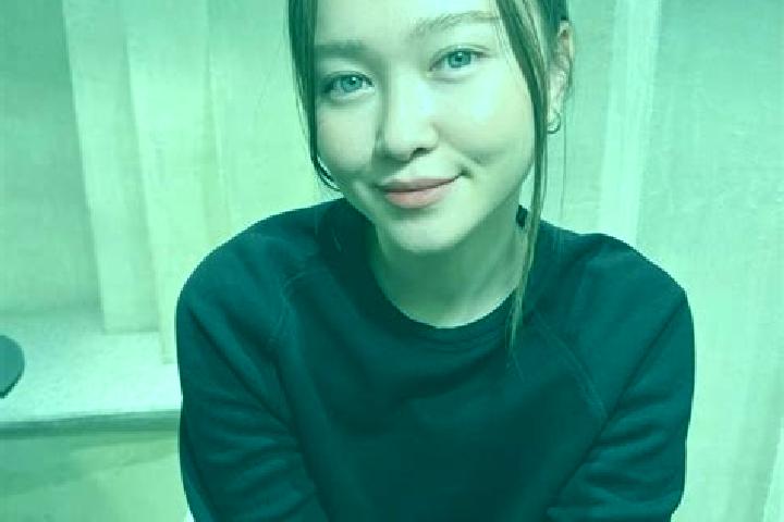 Lillian, 39, a red blue-eyed asian companion based in Cherves-Richemont. Offering GFE, BDSM, Dinner Date. Available for incall and outcall, overnight booking...