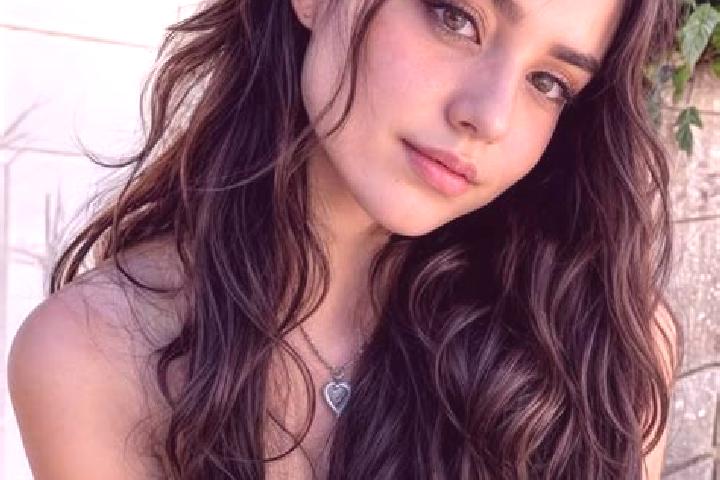 Lily, 20, a auburn green-eyed middle eastern companion based in Edam. Offering OWO, A-Level, Massage, Striptease, Dinner Date. Available for incall and outca...