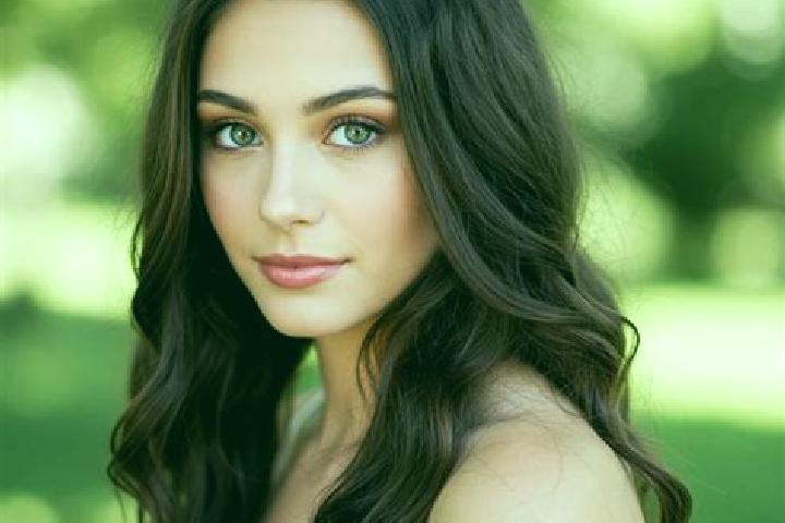 Lily, 22, a auburn hazel-eyed mixed companion based in Ciuslea. Offering Overnight, Tantra. Available for incall and outcall, day and evening dates.