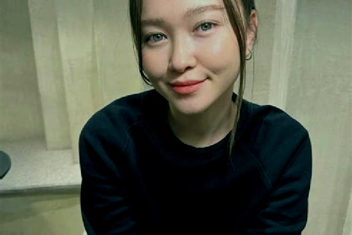 Lily, 22, a red blue-eyed asian companion based in Yujiahe. Offering CIM, Travel Companion, Massage, Dinner Date. Available for incall and outcall, overnight...