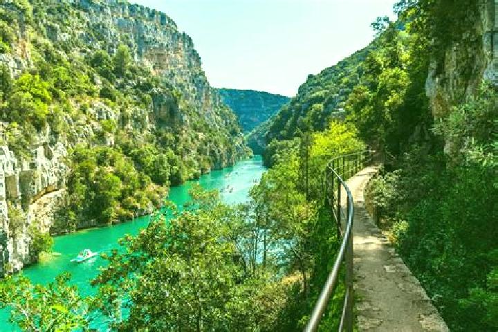 Lily, 28 — Escort in Castellane, France