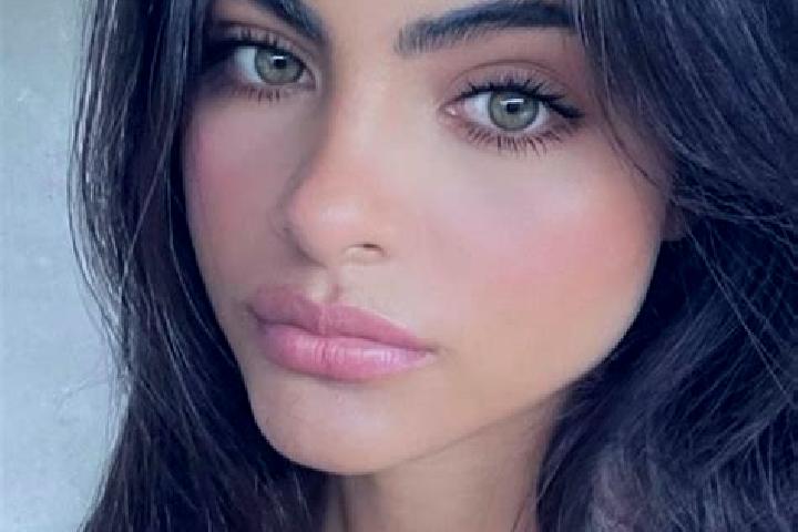 Lily, 32, a brunette dark-eyed indian companion based in Sosnovyy Bor. Offering Tantra, Roleplay, Dinner Date. Available for incall and outcall, overnight bo...