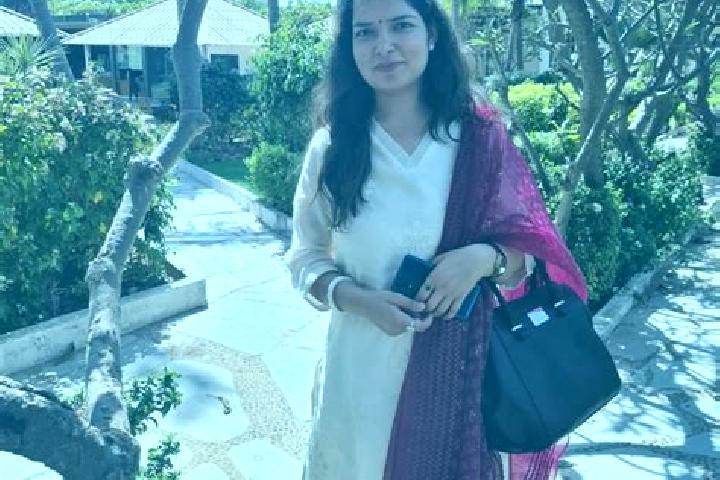 Lily, 32 — Escort in Visharam, India