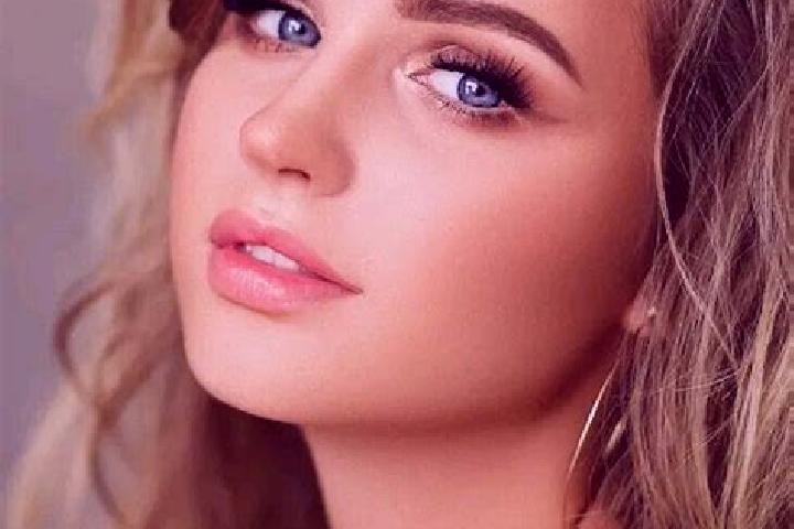 Lily, 36, a dark blonde blue-eyed indian companion based in Pontevedra. Offering Couples, BDSM, Erotic Massage, Travel Companion. Available for incall and ou...