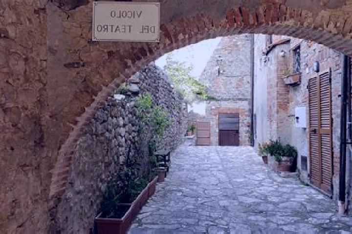 Lily, 36 — Escort in Monteleone Rocca Doria, Italy