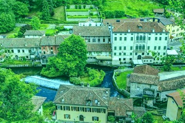 Lily, 38 — Escort in Fino Mornasco, Italy