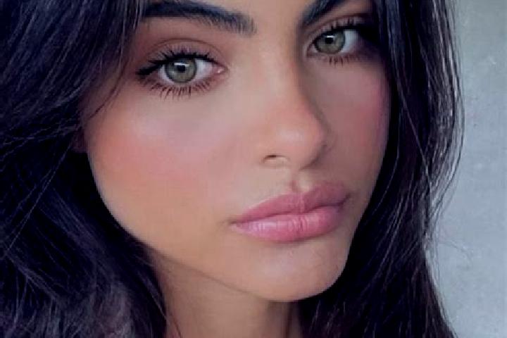 Lily, 39, a red green-eyed indian companion based in Chiarano. Offering Roleplay, Party Girl, Fetish, 69. Available for incall and outcall, day and evening d...