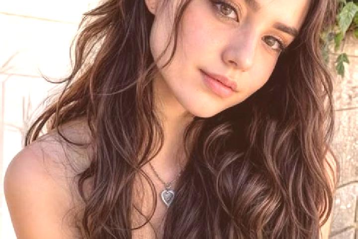 Lucy, 20, a brunette hazel-eyed caucasian companion based in Kiantone. Offering OWO, Striptease. Available for incall and outcall, day and evening dates.