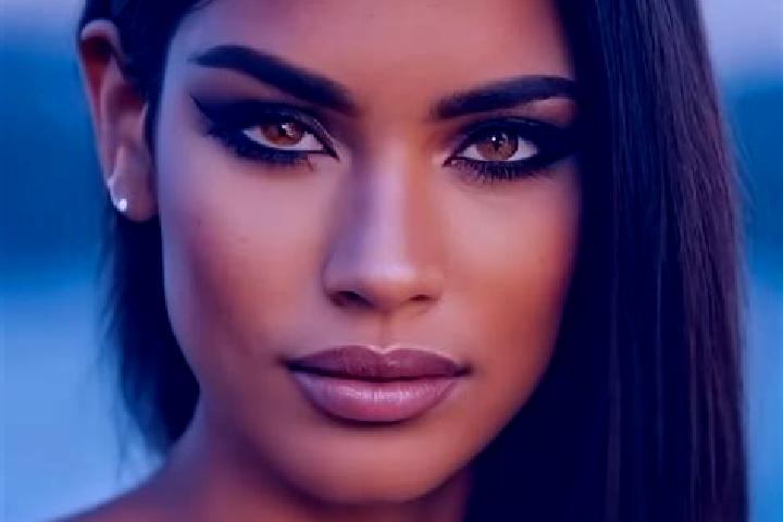 Lucy, 22, a red grey-eyed latina companion based in Macas. Offering BDSM, Travel Companion, Domination. Available for incall and outcall, day and evening dates.