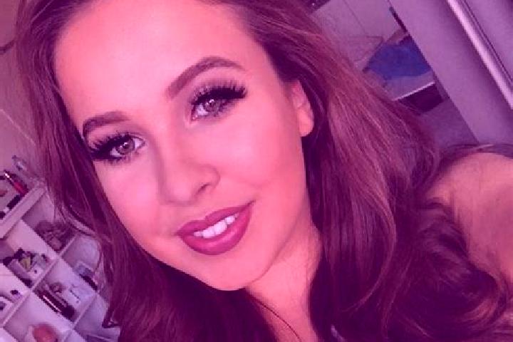 Lucy, 24, a red dark-eyed mediterranean companion based in Juti. Offering Domination, Fetish, Overnight, A-Level. Available for incall and outcall, day and e...