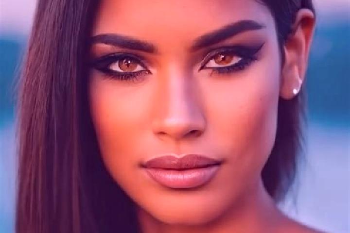 Lucy, 25, a chestnut hazel-eyed latina companion based in Sumberbulus Dua. Offering Striptease, GFE. Available for incall and outcall, day and evening dates.