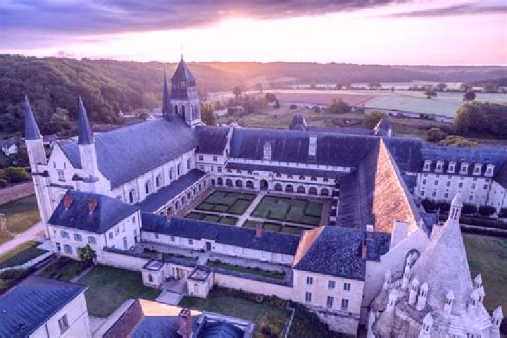 Lucy, 27 — Escort in Fontevraud-l Abbaye, France