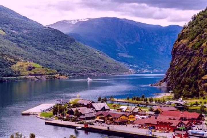Lucy, 28 — Escort in Naerbo, Norway