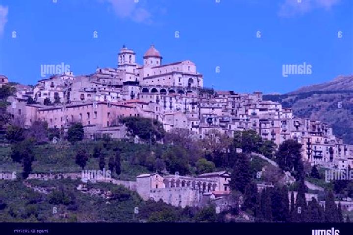 Lucy, 29 — Escort in Petralia Sottana, Italy
