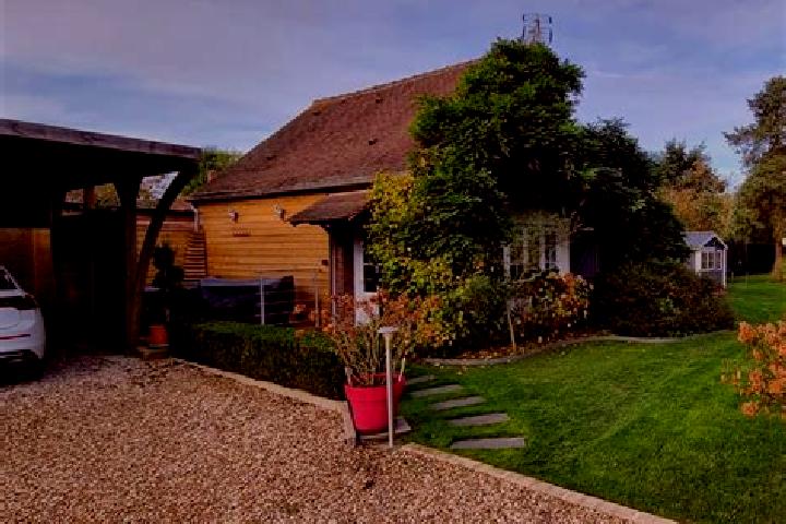 Lucy, 37 — Escort in Dampierre-sur-Avre, France