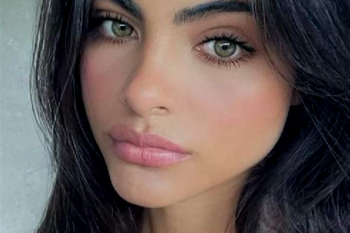 Luna, 20, a auburn hazel-eyed middle eastern companion based in Marsovice. Offering Striptease, Couples, Massage. Available for incall and outcall, day and e...