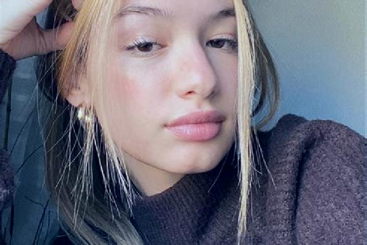 Luna, 20, a blonde brown-eyed mixed companion based in Oya. Offering Duos, Domination, GFE. Available for incall and outcall, overnight bookings available.