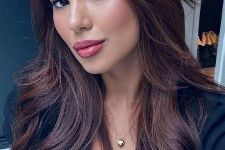 Luna, 20, a chestnut brown-eyed latina companion based in Bordeaux-Saint-Clair. Offering Roleplay, OWO, Massage. Available for incall and outcall, day and ev...