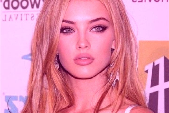 Luna, 21, a blonde hazel-eyed caucasian companion based in Rodmell. Offering Striptease, Duos, Fetish. Available for incall and outcall, day and evening dates.