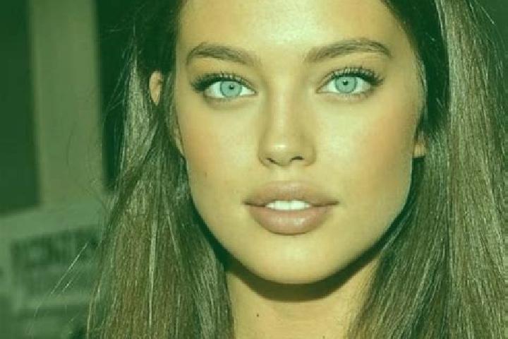 Luna, 21, a chestnut green-eyed caucasian companion based in Port-Saint-Louis-du-Rhone. Offering CIM, Travel Companion, Tantra. Available for incall and outc...