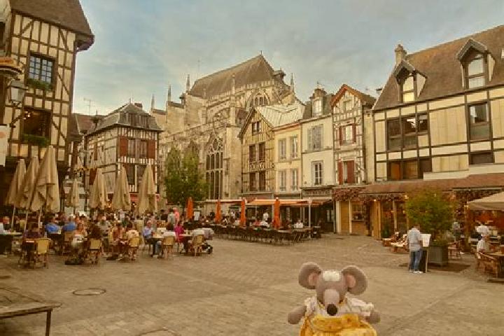 Luna, 21 — Escort in Troyes, France