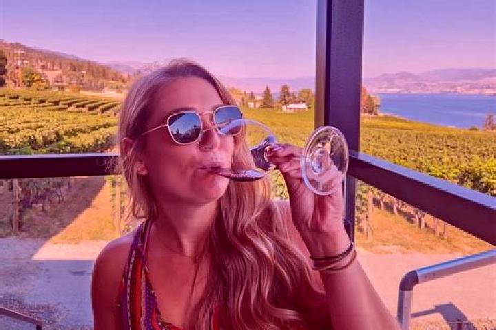 Luna, 22 — Escort in Penticton, Canada