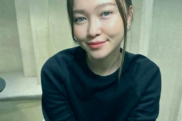 Luna, 23, a chestnut blue-eyed asian companion based in Neuille-Pont-Pierre. Offering Erotic Massage, Prostate Massage, Roleplay. Available for incall and ou...