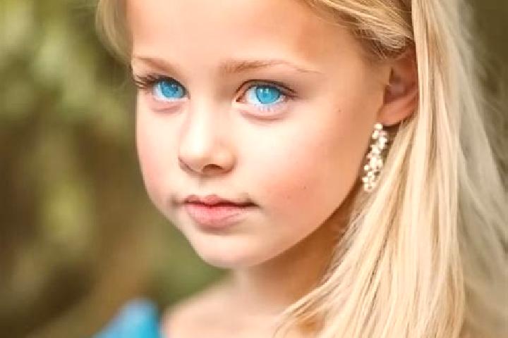 Luna, 24, a blonde blue-eyed caucasian companion based in Tirapu. Offering Massage, Prostate Massage. Available for incall and outcall, day and evening dates.