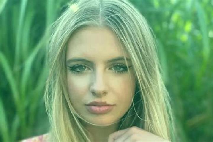 Luna, 24, a red amber-eyed mediterranean companion based in Zichen-Zussen-Bolder. Offering Tantra, Erotic Massage, Travel Companion, Massage, BDSM. Available...