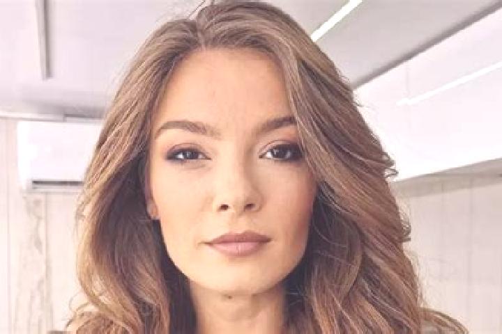 Luna, 24 — Escort in Vorona Teodoru, Romania